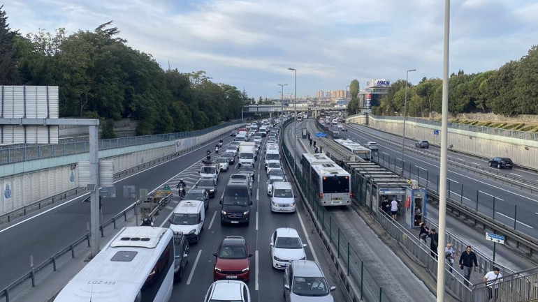 Okulların ikinci gününde trafik yoğunluğu arttı