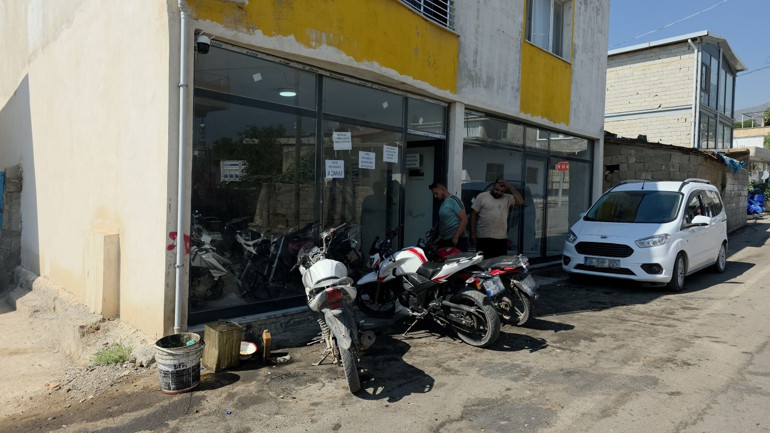 Dükkanda yapılan muhabbetten rahatsız oldu, cama bu yazıları astı
