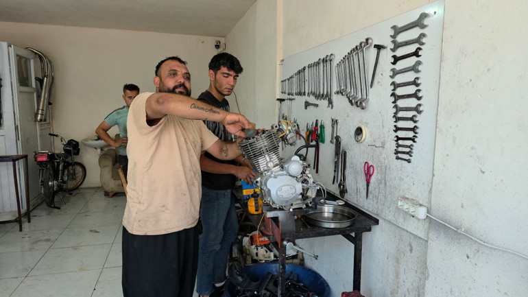 Dükkanda yapılan muhabbetten rahatsız oldu, cama bu yazıları astı
