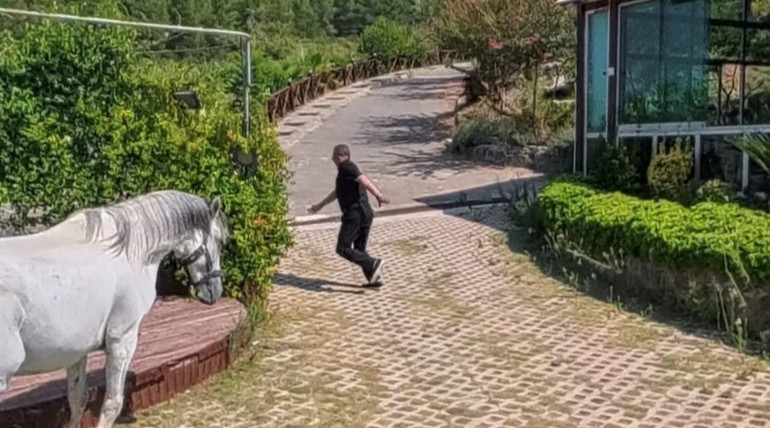 Klip çekiminde ilginç anlar: Video yayılınca telefonu susmadı