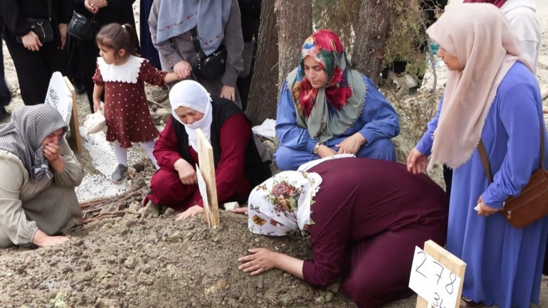 İstanbuldaki faciada can vermişti 12 yaşındaki Yüsra toprağa verildi, yakınları gözyaşlarına boğuldu