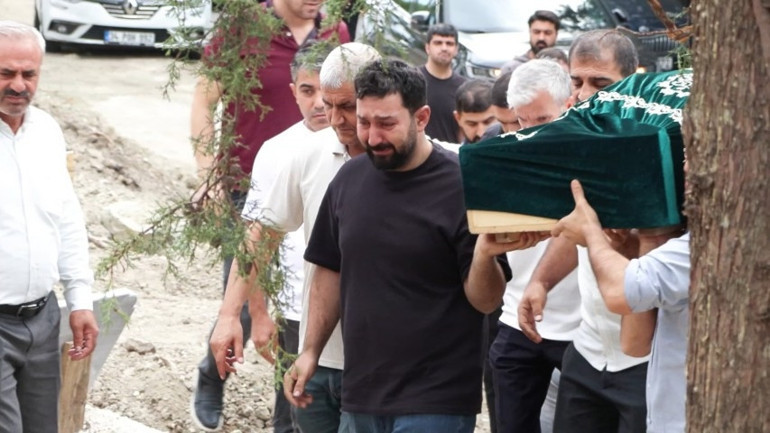 İstanbuldaki faciada can vermişti 12 yaşındaki Yüsra toprağa verildi, yakınları gözyaşlarına boğuldu