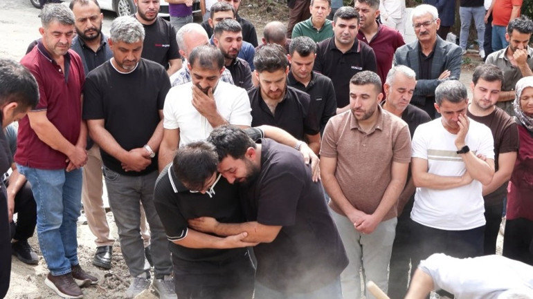 İstanbuldaki faciada can vermişti 12 yaşındaki Yüsra toprağa verildi, yakınları gözyaşlarına boğuldu