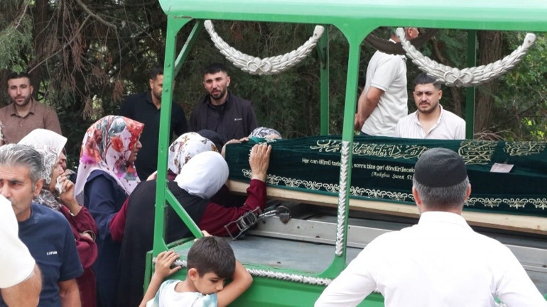 İstanbuldaki faciada can vermişti 12 yaşındaki Yüsra toprağa verildi, yakınları gözyaşlarına boğuldu