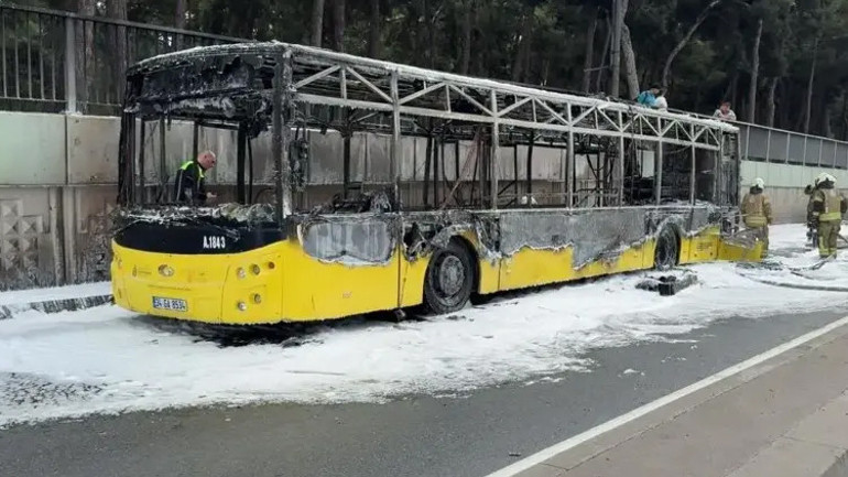 Bakırköyde seyir halindeki İETT otobüsü alev alev yandı