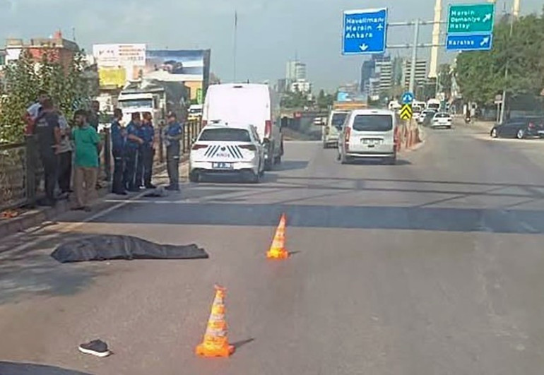 Üst geçitten yola düştü, minibüsün çarpmasıyla hayatını kaybetti