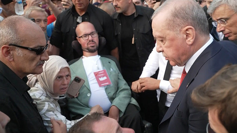 Cumhurbaşkanı Erdoğanın otobüsü durdurup yanına gittiği engelli genç konuştu