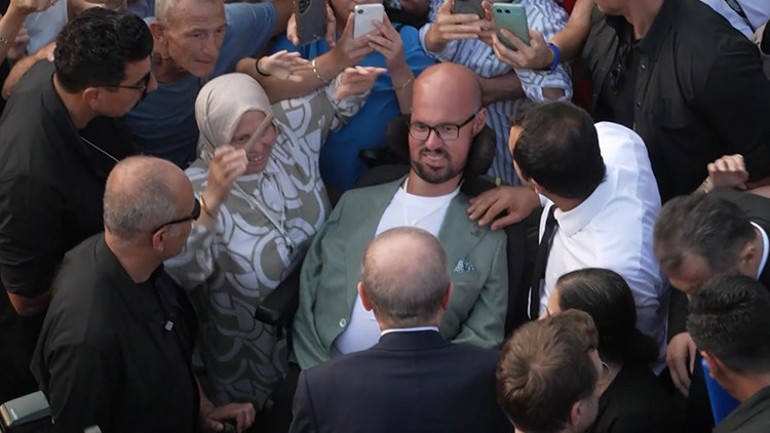 Cumhurbaşkanı Erdoğanın otobüsü durdurup yanına gittiği engelli genç konuştu