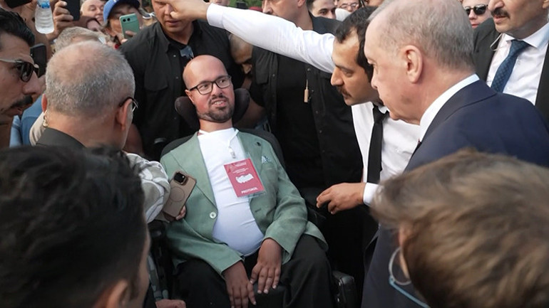 Cumhurbaşkanı Erdoğanın otobüsü durdurup yanına gittiği engelli genç konuştu