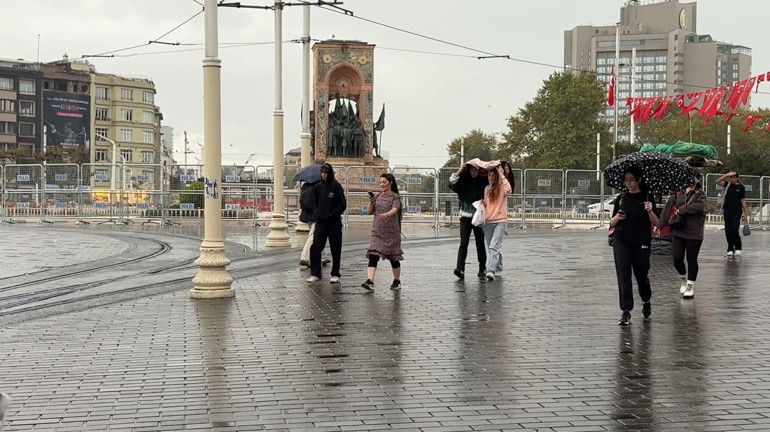 Sağanak yağış geliyor: Sıcaklıklar düşüyor Meteoroloji saat verdi İstanbul dahil birçok ilde sağanak yağış ve fırtına alarmı