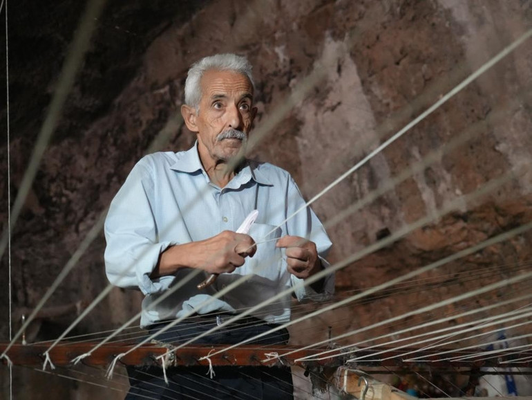 76 yaşındaki Macık, mağarada babasından kalan mirasa sahip çıkıyor Nemli olduğu için burayı tercih ediyorum