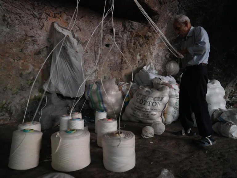 76 yaşındaki Macık, mağarada babasından kalan mirasa sahip çıkıyor Nemli olduğu için burayı tercih ediyorum