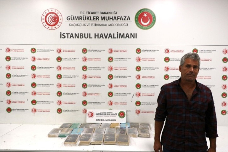 Şüphe üzerine durdurulunca ortaya çıkmıştı Pilot kıyafetli kişi Bulgaristana kaçtı