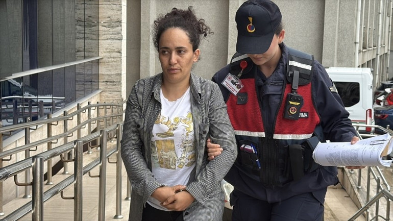 17 yaşındaki kız zincire bağlı, elleri kelepçeli bulundu: Babadan gazetecinin sorusuna pes dedirten yanıt