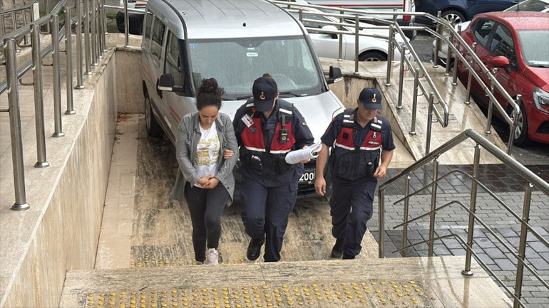 17 yaşındaki kız zincire bağlı, elleri kelepçeli bulundu: Babadan gazetecinin sorusuna pes dedirten yanıt