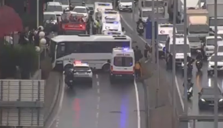 Avcılar D-100 Karayolunda servis midibüsü kaza yaptı