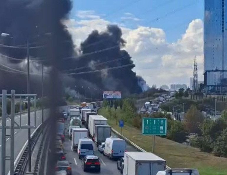 İstanbulda TEM Otoyolunda TIR yangını: Trafik yeniden açıldı