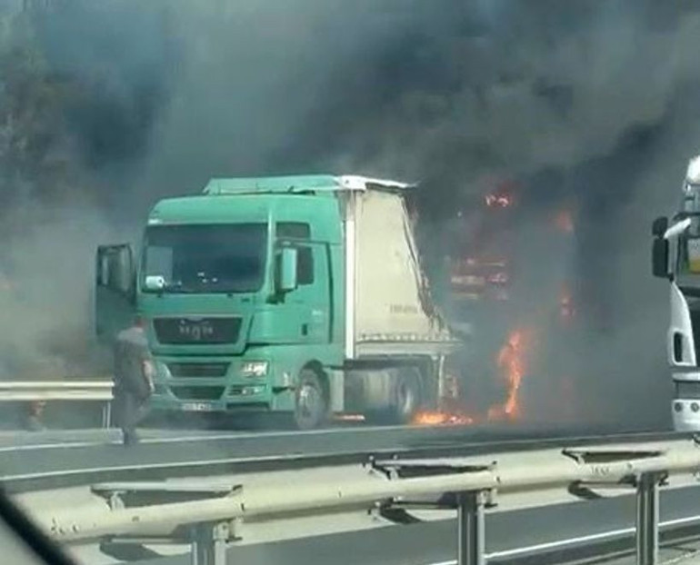 İstanbulda TEM Otoyolunda TIR yangını: Trafik yeniden açıldı