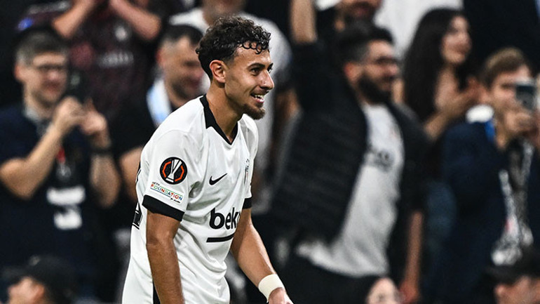 Beşiktaşta İlhan Fakılı fırtınası: Sahneye çıktı, tarihe geçti