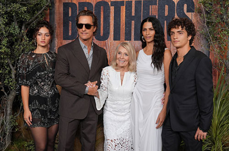 20 yıl önce karşılaşıp derin bir aşka düştüler... Boy boy çocukları oldu, güzellikleri anneden