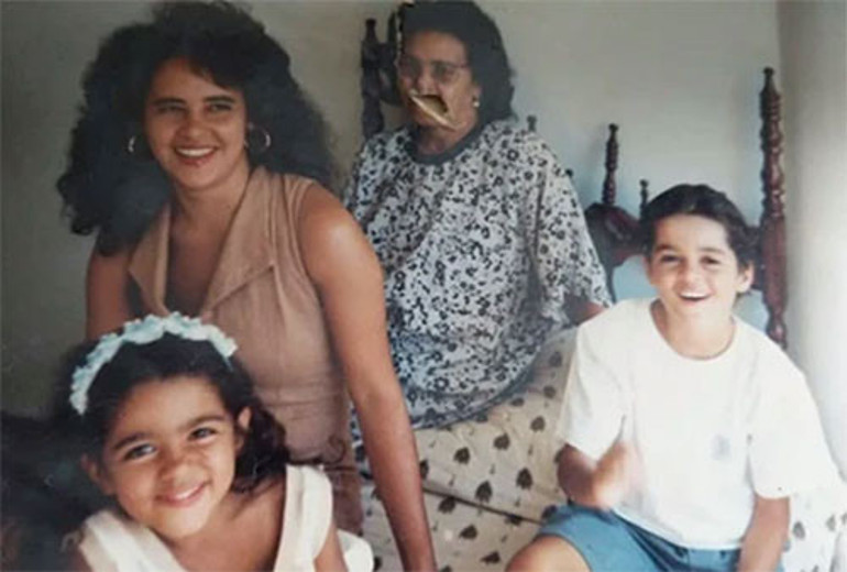 20 yıl önce karşılaşıp derin bir aşka düştüler... Boy boy çocukları oldu, güzellikleri anneden