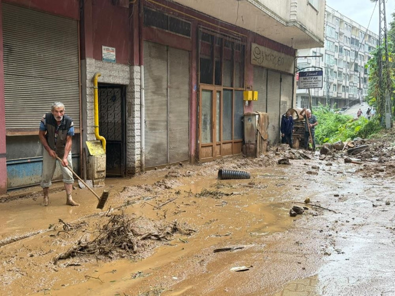 Şiddetli yağış Trabzonun ardından Rizeyi de vurdu: Araçlar sular altında kaldı, evler tahliye edildi
