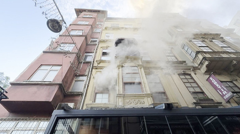 Beyoğlu’nda iş yeri yangını söndürüldü