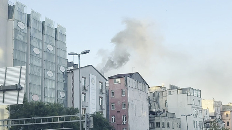 Beyoğlu’nda iş yeri yangını söndürüldü