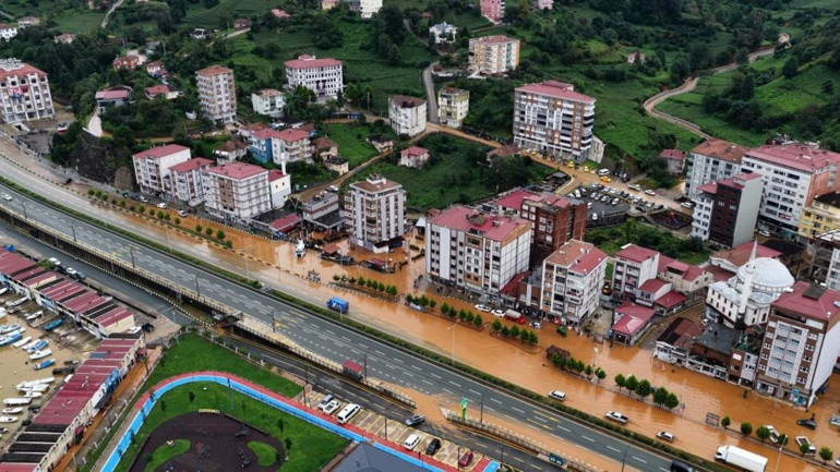 Şiddetli yağış Trabzonun ardından Rizeyi de vurdu: Araçlar sular altında kaldı, evler tahliye edildi