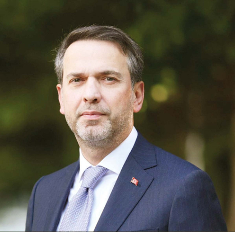 Enerji Bakanı Alparslan Bayraktar portresi... Alabildiğine gerçekçi abartıya sonsuz kapalı