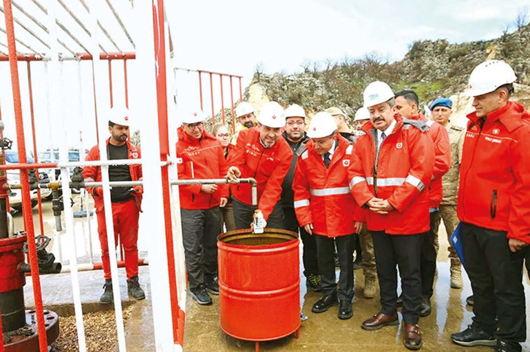 Enerji Bakanı Alparslan Bayraktar portresi... Alabildiğine gerçekçi abartıya sonsuz kapalı