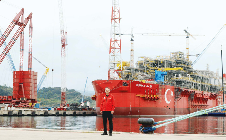 Enerji Bakanı Alparslan Bayraktar portresi... Alabildiğine gerçekçi abartıya sonsuz kapalı