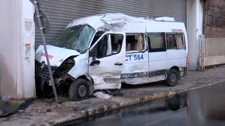 İstanbulda İBB aracı ile minibüs çarpıştı: 2 yaralı