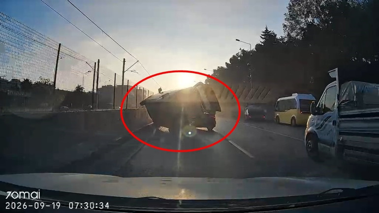 Bursa’da kamyonetin çarptığı araç otomobilin üstüne devrildi