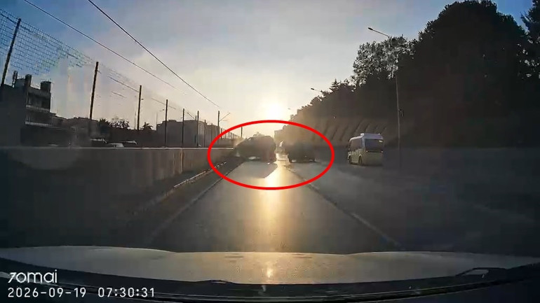 Bursa’da kamyonetin çarptığı araç otomobilin üstüne devrildi