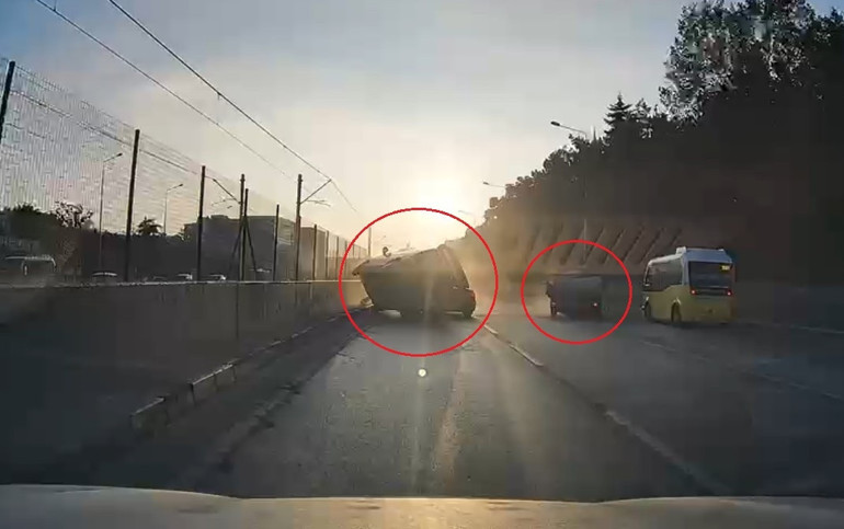 Bursa’da kamyonetin çarptığı araç otomobilin üstüne devrildi