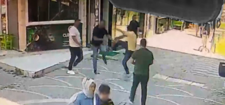 Belediyenin fen işleri müdürü ile mimarın kavgası kamerada: Tekme ve yumruklarla darbedildi