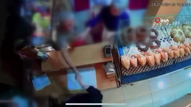 İstanbulda fırıncı kadına çocuklarının gözü önünde dayak