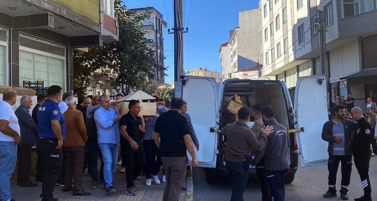 Eşini öldürüp sabaha kadar başında bekledi Evlada en acı telefon: Annenizi öldürdüm