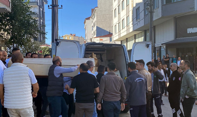Eşini öldürüp sabaha kadar başında bekledi Evlada en acı telefon: Annenizi öldürdüm