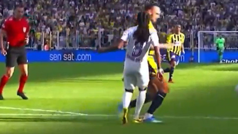 Fenerbahçe-Eyüpspor maçını Nihat Kahveci yorumladı: Vedata yapılan müdahale penaltı Kramponu bile çıktı