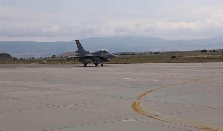 Türk Hava Kuvvetlerinden Kıbrısın güneyinde eğitim uçuşu