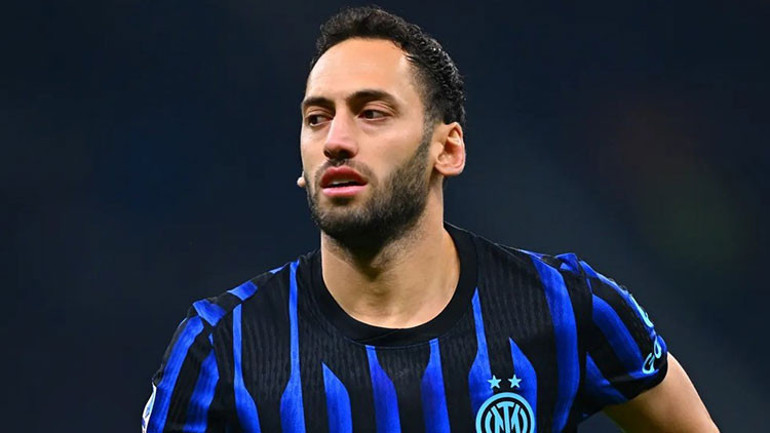Hakan Çalhanoğlu sürprizi Ezeli rakibin listesinde