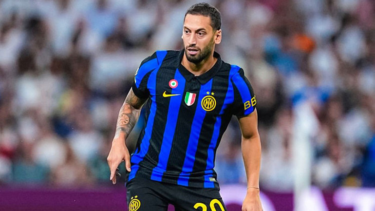 Hakan Çalhanoğlu sürprizi Ezeli rakibin listesinde