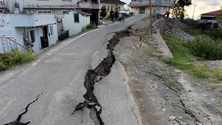 Rizede sel ve heyelan paniği: Yol ikiye ayrıldı, mahalle sakini korku dolu anlarını anlattı