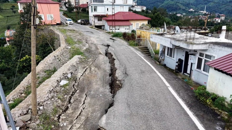Rizede sel ve heyelan paniği: Yol ikiye ayrıldı, mahalle sakini korku dolu anlarını anlattı