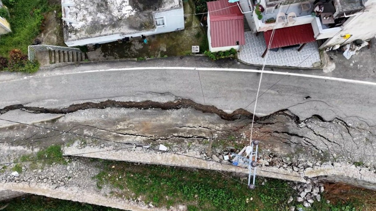 Rizede sel ve heyelan paniği: Yol ikiye ayrıldı, mahalle sakini korku dolu anlarını anlattı
