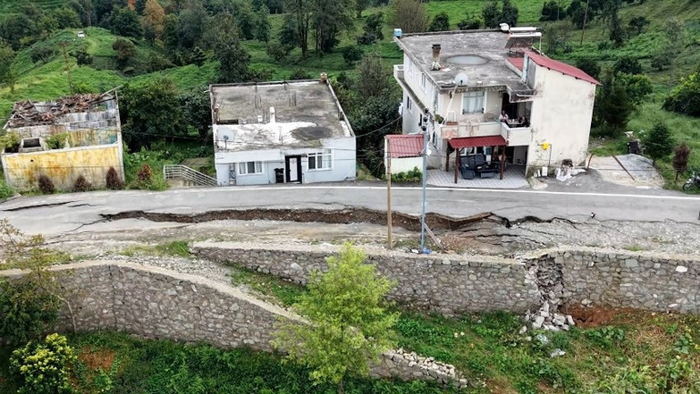 Rizede sel ve heyelan paniği: Yol ikiye ayrıldı, mahalle sakini korku dolu anlarını anlattı