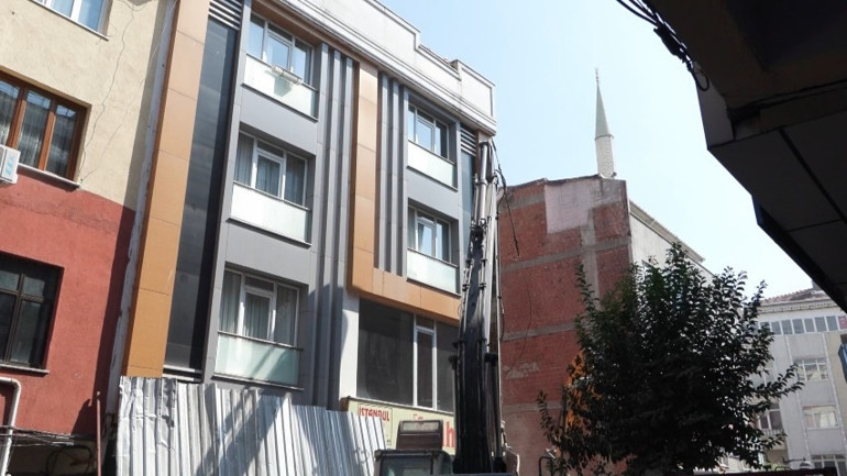 Kentsel dönüşüm yıkımında korku anları: Yandaki dairenin duvarı yatağın üzerine çöktü