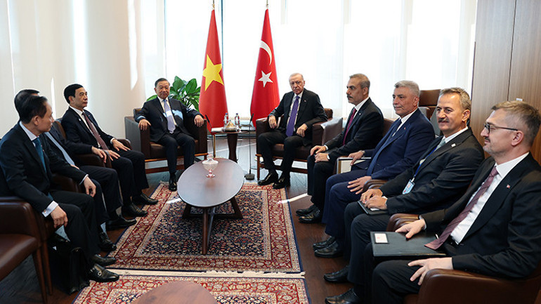 Cumhurbaşkanı Erdoğandan Türkevinde diplomasi trafiği